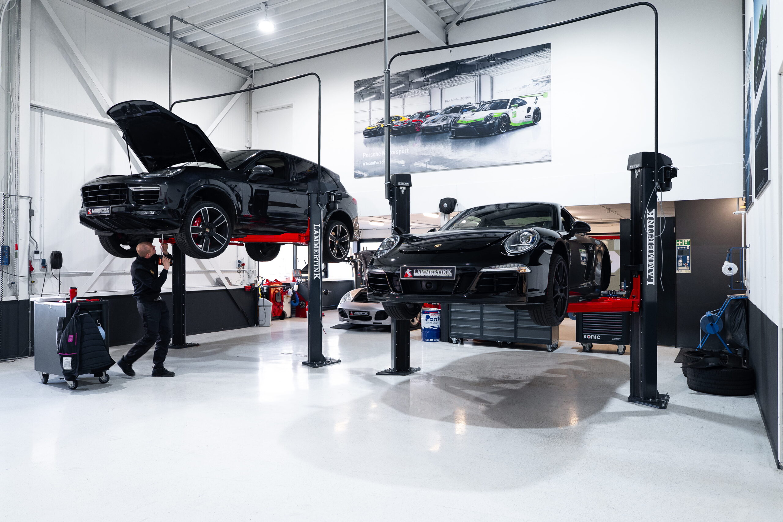 Moderne werkplaats Porsche 991 en Porsche Cayenne